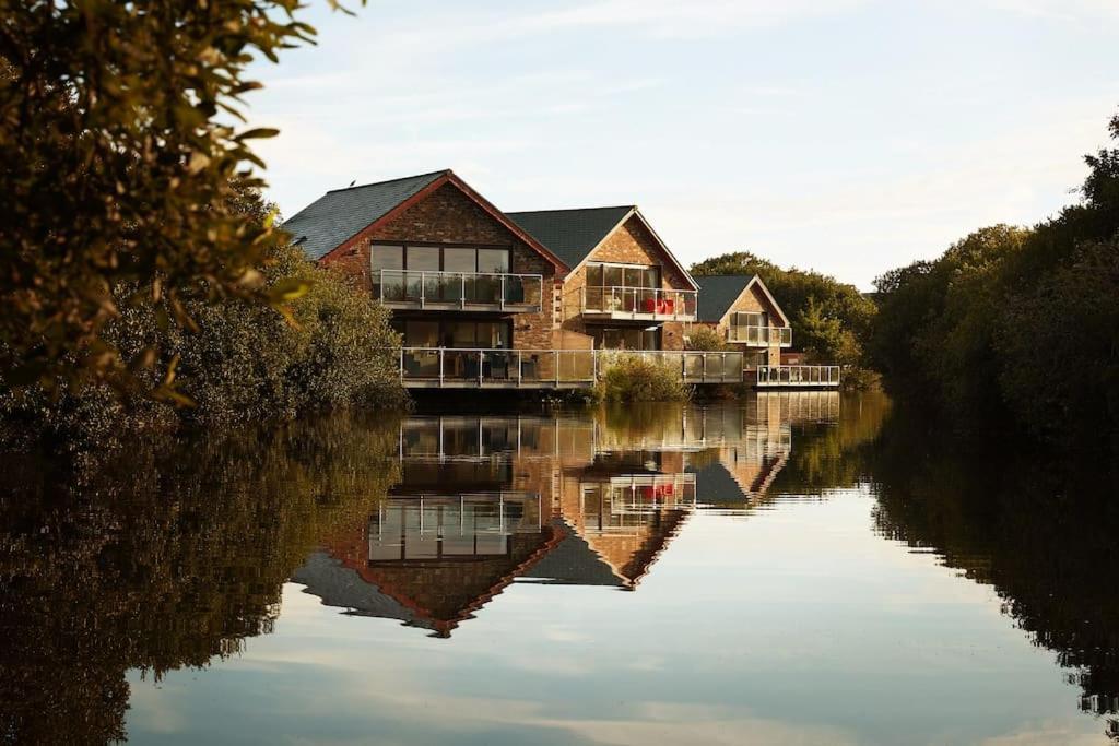 Kingfisher Hot Tub & Log Burner House On Premium Lakeside With Resort Facilities St Columb Major Eksteriør billede