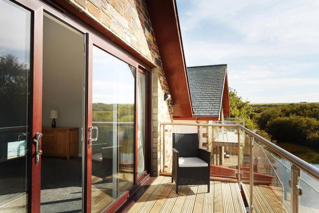 Kingfisher Hot Tub & Log Burner House On Premium Lakeside With Resort Facilities St Columb Major Eksteriør billede