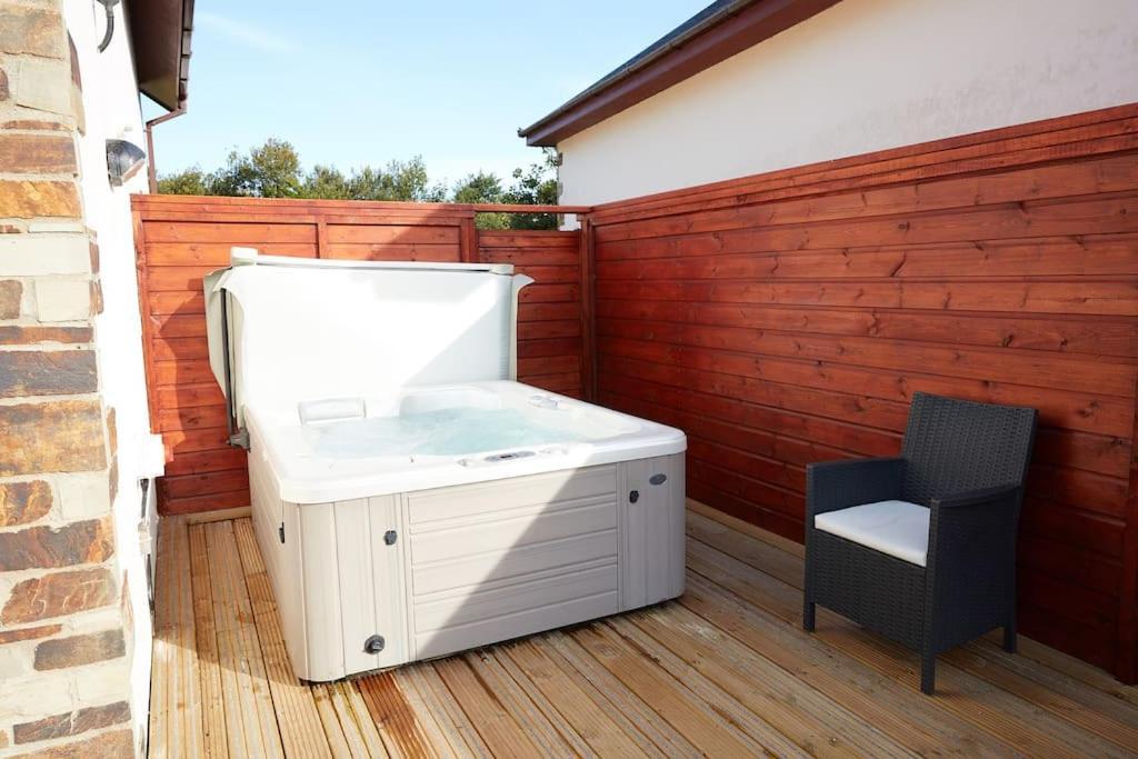 Kingfisher Hot Tub & Log Burner House On Premium Lakeside With Resort Facilities St Columb Major Eksteriør billede