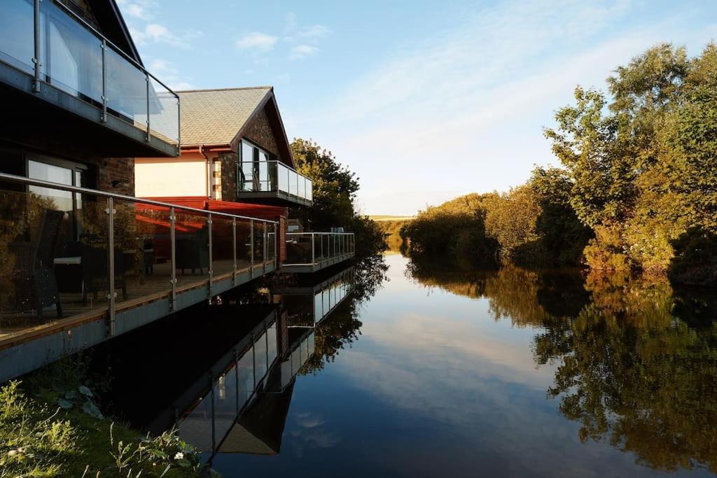 Kingfisher Hot Tub & Log Burner House On Premium Lakeside With Resort Facilities St Columb Major Eksteriør billede