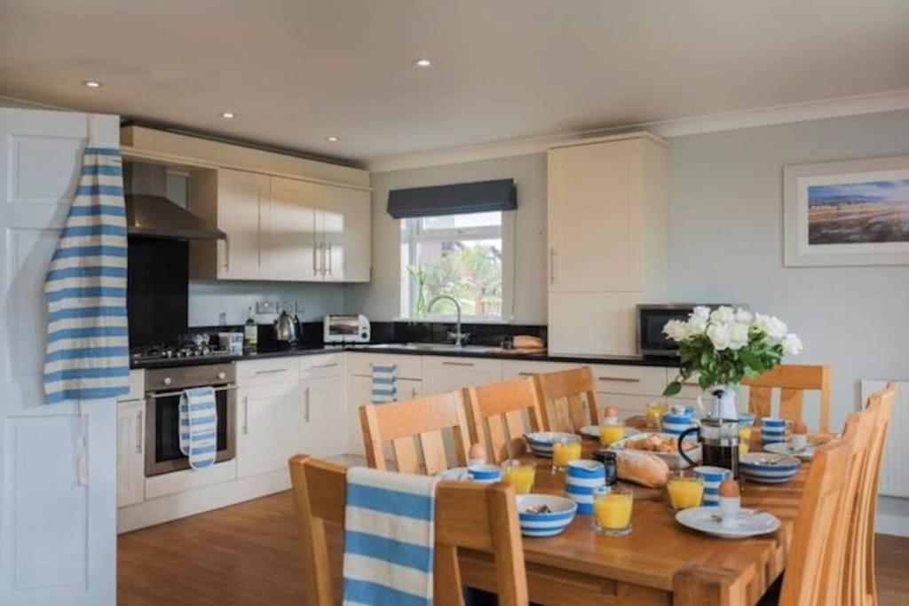 Kingfisher Hot Tub & Log Burner House On Premium Lakeside With Resort Facilities St Columb Major Eksteriør billede